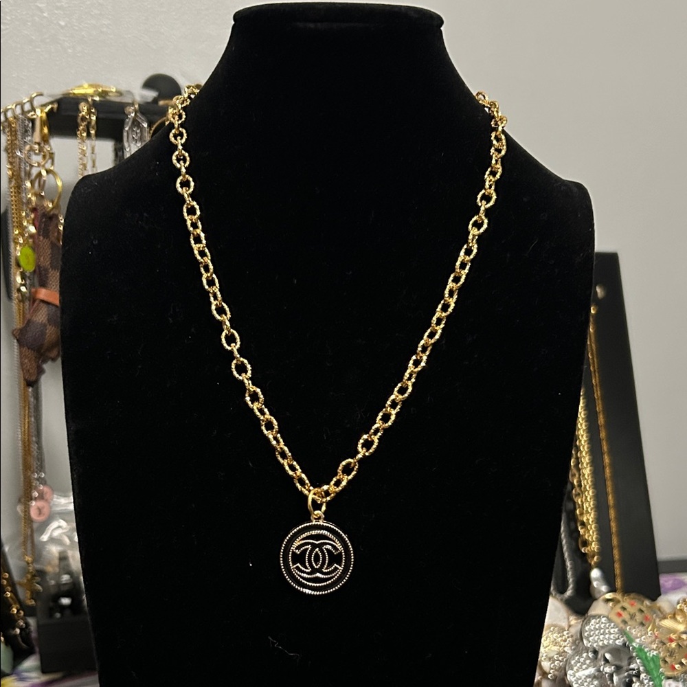 Chic Gold Necklace with Black Pendant